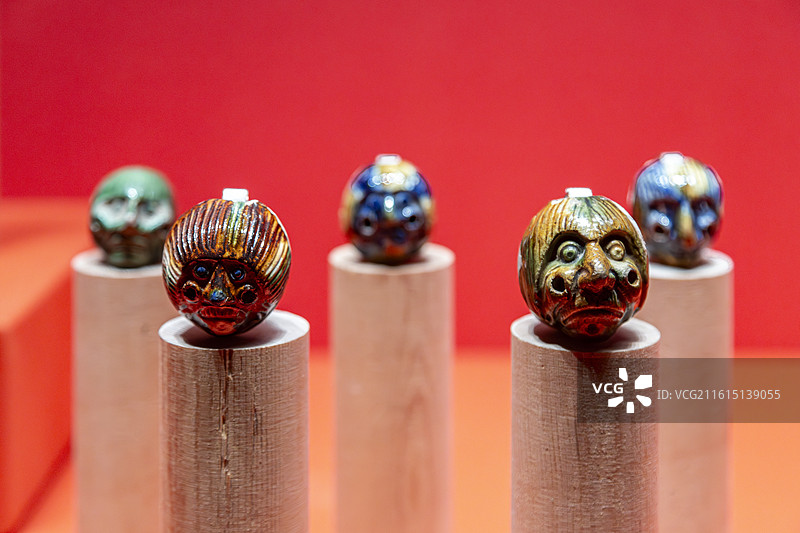 新疆乌鲁木齐新疆博物馆文物唐代三彩釉人首陶埙，中国国家博物馆藏图片素材