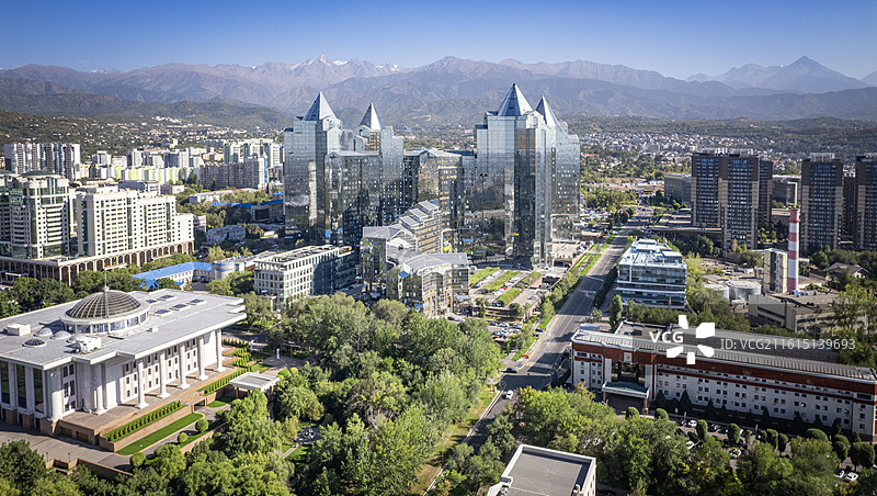 天山脚下哈萨克斯坦阿拉木图努尔雷陶现代化玻璃摩天大楼图片素材