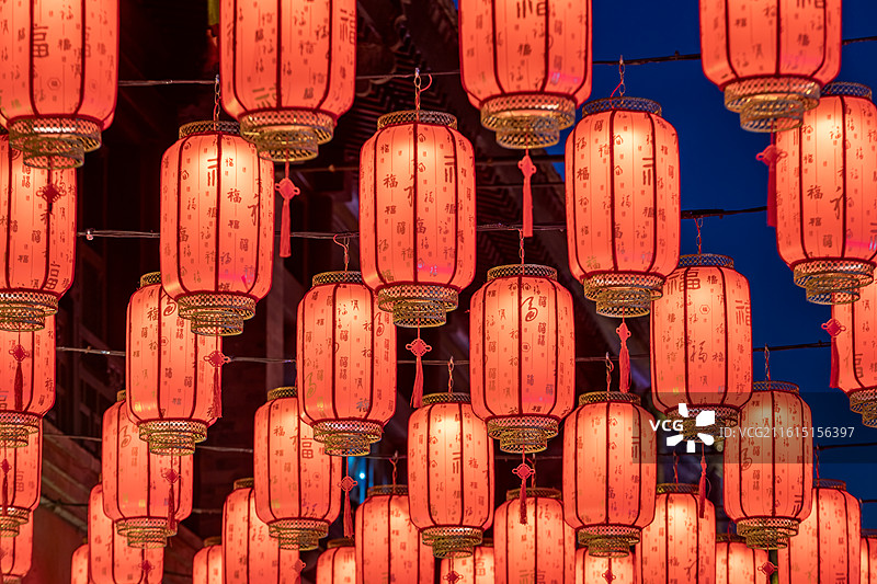 北京前门大街大栅栏新年装饰高高悬挂的新年灯笼，春节，旅游，北京旅游，年俗，年味，北京胡同游，元宵节图片素材