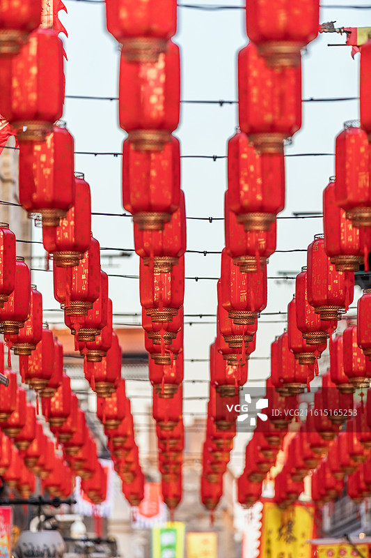 北京前门大街大栅栏新年装饰高高悬挂的新年灯笼，春节，旅游，北京旅游，年俗，年味，北京胡同游，元宵节图片素材