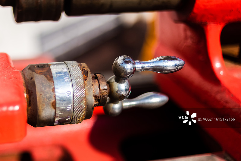 青岛纺织谷景点老式车床C618工业加工设备展示图片素材