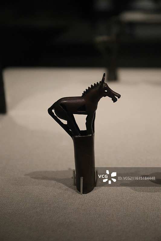 战国伫立马形青铜杖首2026新年马元素文物图片素材