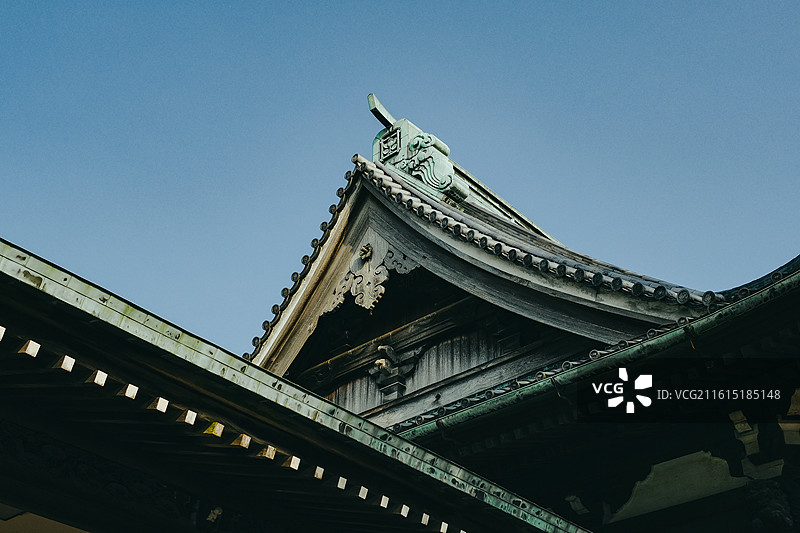 东京柴又帝释天题经寺传统木制建筑屋檐与精细雕刻细节【Detail of Traditional Wo图片素材