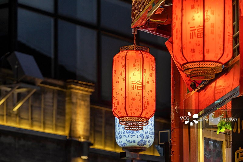 北京前门大街大栅栏新年装饰高高悬挂的新年灯笼，春节，旅游，北京旅游，年俗，年味，北京胡同游，元宵节图片素材