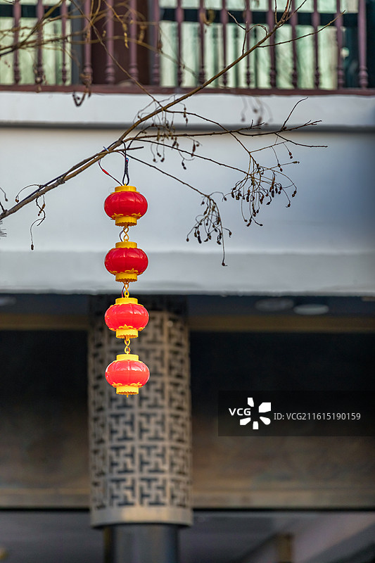 北京前门大街大栅栏新年装饰高高悬挂的新年灯笼，春节，旅游，北京旅游，年俗，年味，北京胡同游，元宵节图片素材