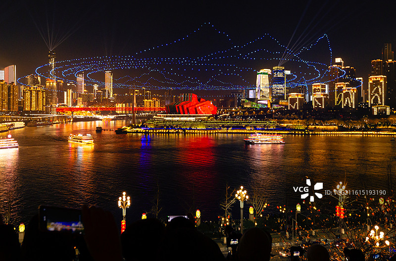 重庆大剧院建筑与春晚舞台灯光辉映图片素材