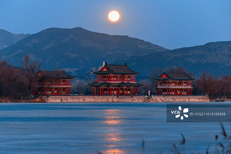 颐和园景明楼月落图片素材