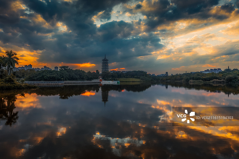 南宁五象湖公园的日落晚霞图片素材