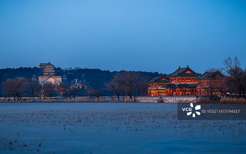 景明楼与佛香阁同框图片素材