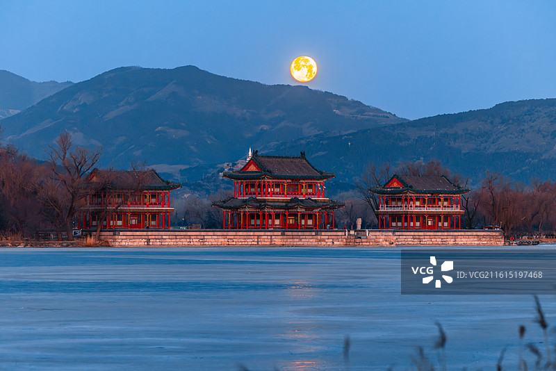 颐和园景明楼月落图片素材