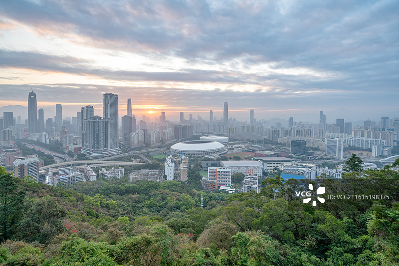 深圳市笔架山公园俯瞰城市日出景观图片素材