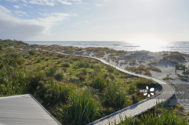 新西兰骑士角瞭望点风景, Knights Point Lookout,海滨木栈道蜿蜒通向沙滩图片素材