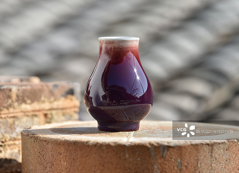 景德镇高温颜色釉玫瑰紫福桶瓶图片素材