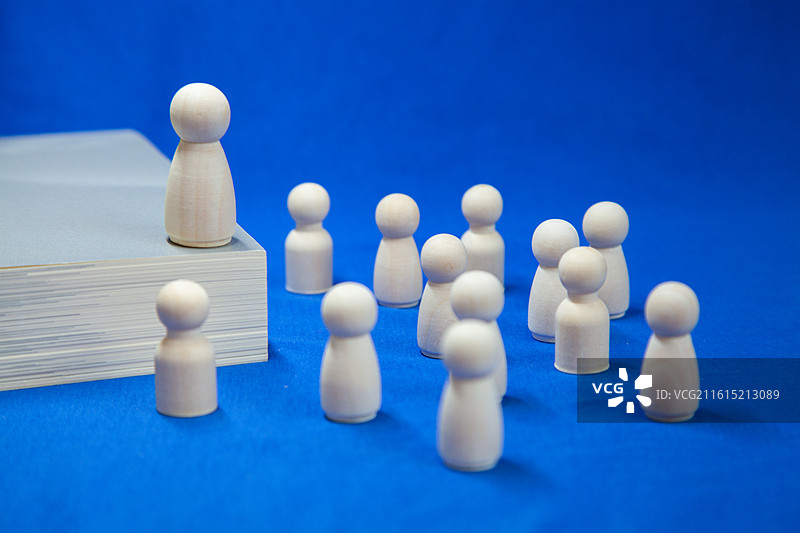 一个人演讲发言很多人在听图片素材