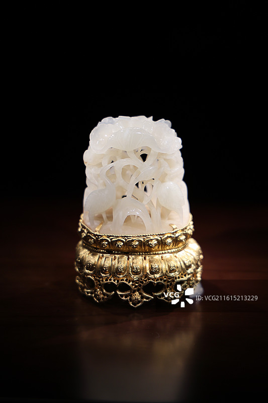 南京市博物馆展品--镶金座荷鹭纹玉饰件（明）图片素材