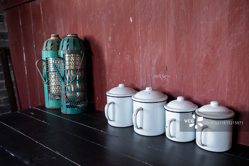 复古搪瓷杯与铁皮灯笼图片素材