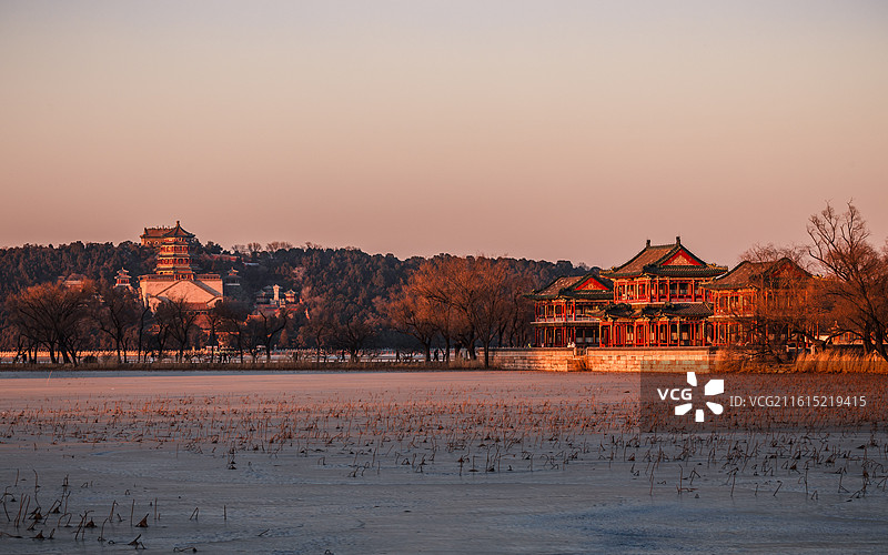 景明楼与佛香阁同框图片素材