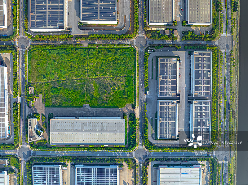 物流仓库屋顶太阳能光伏发电 工业区方格子绿色低碳清洁能源 上海临港自贸区洋山特殊综合保税区陆域图片素材