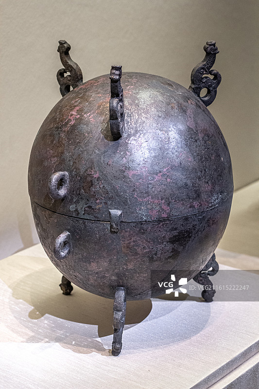 中国国家博物馆展出的战国 楚国考烈王武王墩一号大墓出土的素面无纹三龙足龙形支架双环耳球形对扣青铜馈鼎图片素材