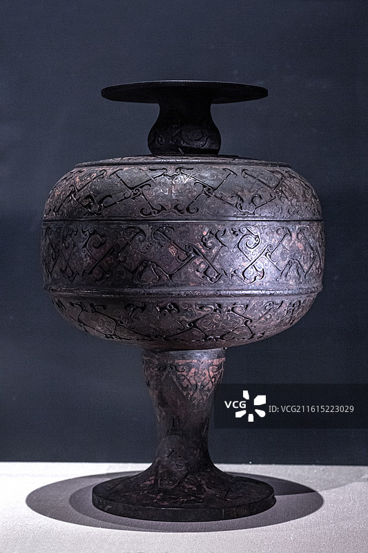 中国国家博物馆展出的战国 楚国考烈王武王墩一号大墓出土的有纹饰有盖上短下长非对称的长短柄青铜盖豆图片素材
