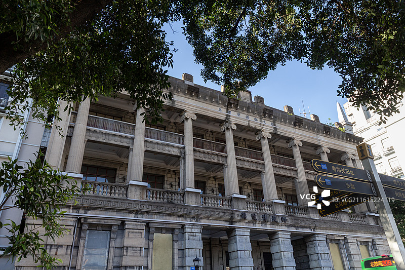 蓝天白云低视角下的广州邮政博览馆风光图片素材