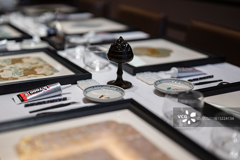 摆在桌子上的香炉的特写镜头图片素材