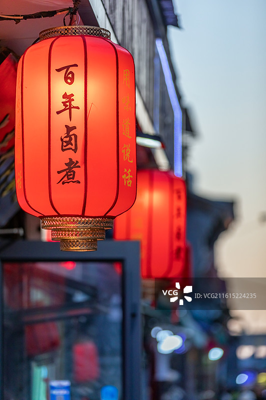 北京前门大街大栅栏新年装饰高高悬挂的新年灯笼，春节，旅游，北京旅游，年俗，年味，北京胡同游，元宵节图片素材