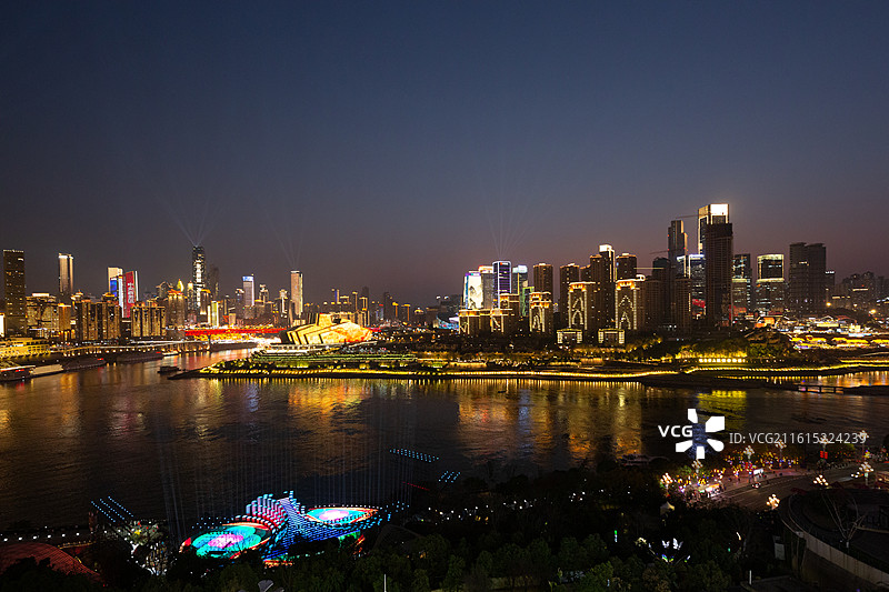 重庆大剧院建筑与春晚舞台灯光辉映图片素材