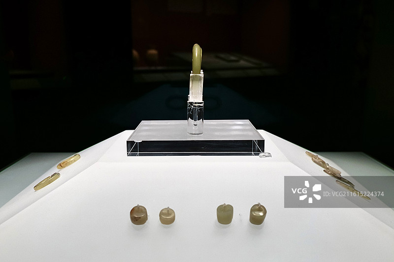 玉玦、玉坠饰 新石器时代 兴隆洼文化 内蒙古敖汉兴隆洼遗址 中国考古博物馆文明起源展厅图片素材