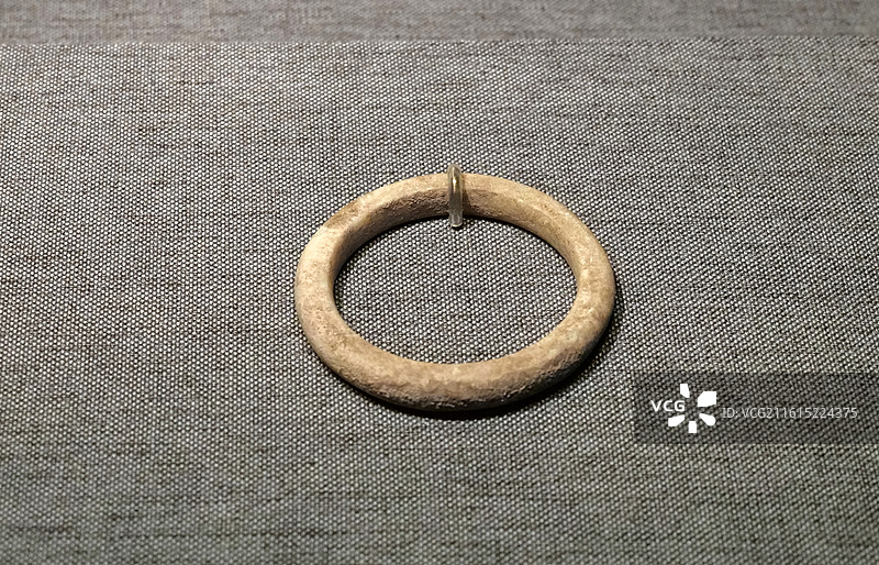 石环 新石器时代赵宝沟文化 内蒙古翁牛特旗小善德沟遗址 中国考古博物馆（中国历史研究院）文明起源展厅图片素材