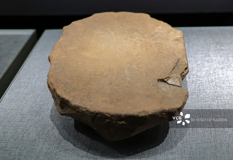 石磨盘 旧石器时代 山西沁水下川遗址 中国考古博物馆（中国历史研究院）文明起源展厅图片素材