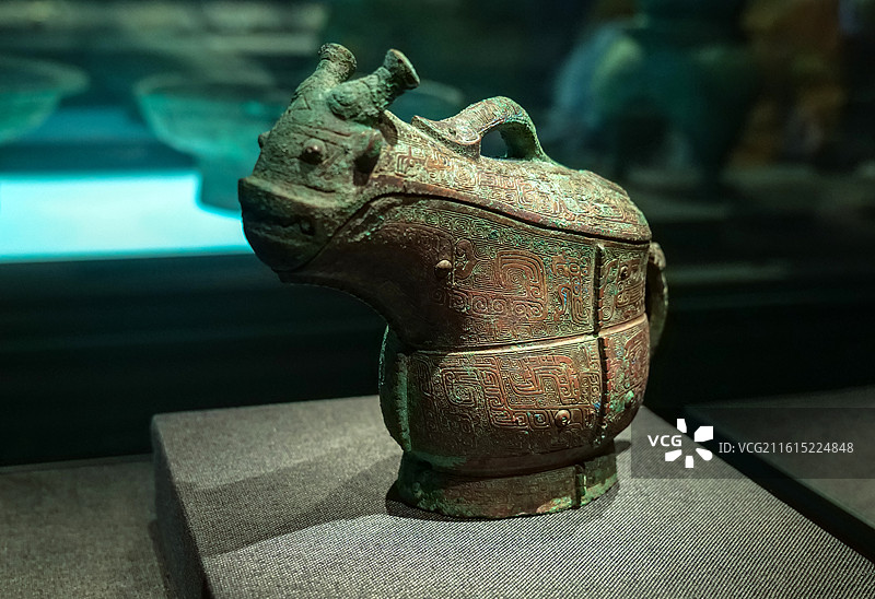 虺钮圈足铜觥 商代 河南安阳殷墟妇好墓 中国考古博物馆（中国历史研究院）宅兹中国展厅图片素材