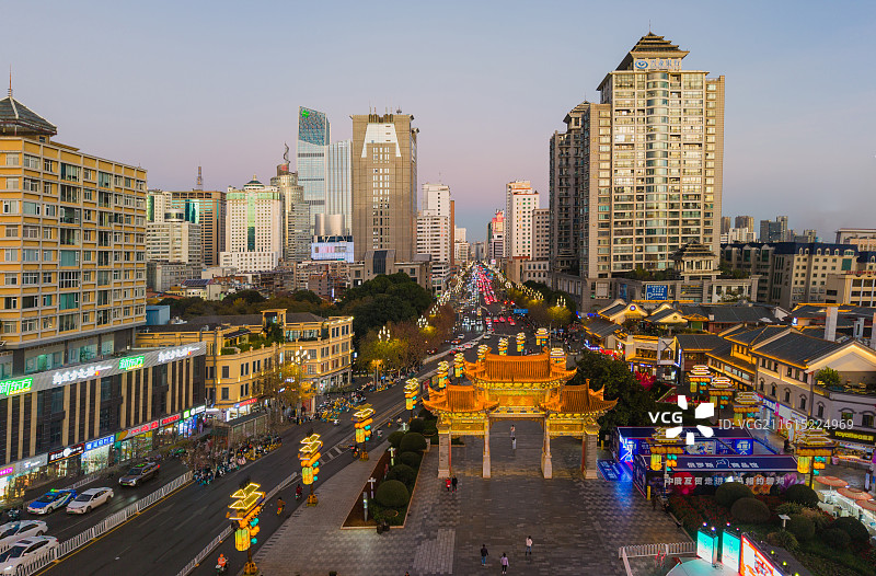 云南昆明地标建筑，金马碧鸡坊夜景灯光。图片素材