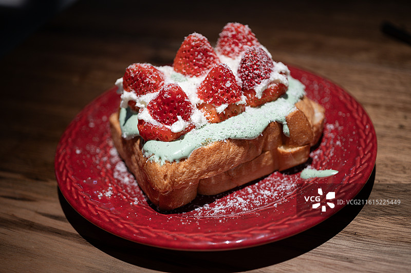 草莓奶油装点的圣诞面包图片素材