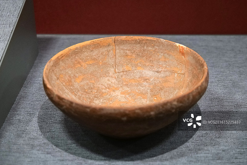 陶钵 新石器时代 仰韶文化庙底沟类型 河南灵宝西坡遗址 中国考古博物馆（中国历史研究院）文明起源展厅图片素材