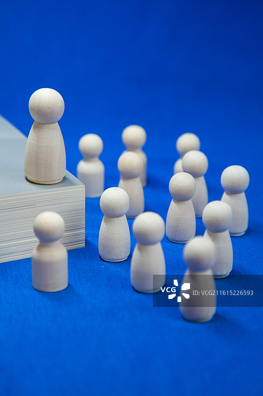 一个人演讲发言很多人在听图片素材