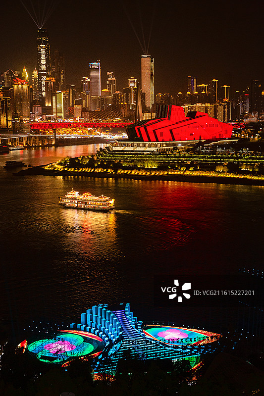重庆大剧院建筑与春晚舞台灯光辉映图片素材