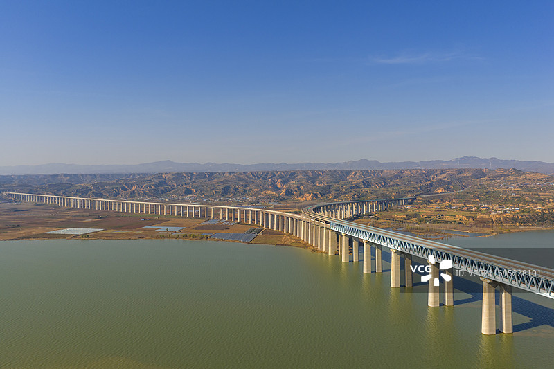 航拍河南省三门峡市黄河公铁双用大桥户外风光图片素材