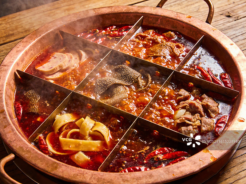 四川火锅 九宫格 重庆火锅 麻辣火锅 辣椒 烹饪 中餐 川渝 美味 麻辣 食欲 毛肚 午餐肉 牛肉图片素材