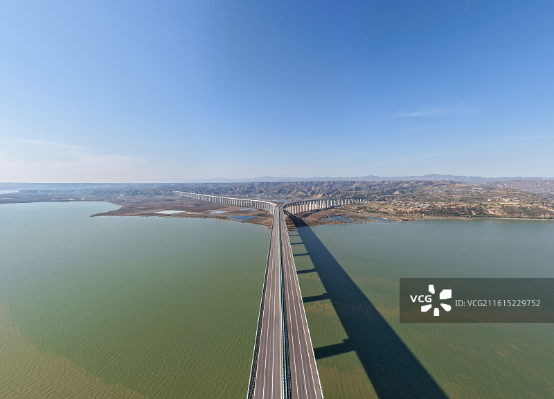 航拍河南省三门峡市黄河公铁双用大桥户外风光图片素材
