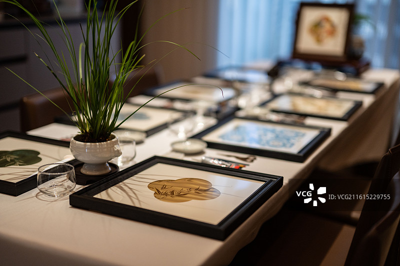 宋锦织春沙龙画框里的刺绣特写高角度视图图片素材