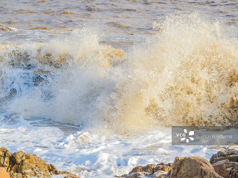 浊浪滔天：浙江普陀山海滨，洁白的泡沫图片素材
