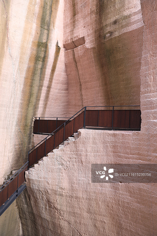 松阳岩宕书房红色砂岩矿坑改造咖啡厅剧场乡村振兴建设图片素材