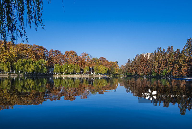 安徽省合肥市逍遥津公园秋色风光：逍遥湖图片素材