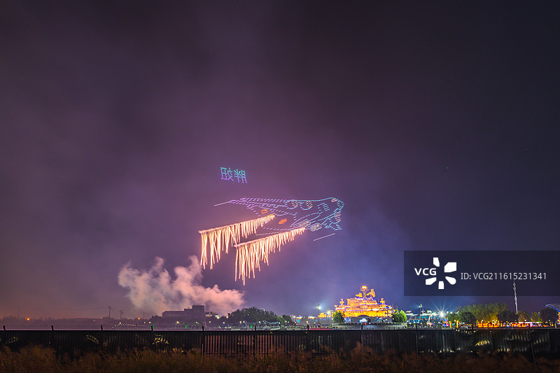 天津泰达航母主题公园节日烟花秀图片素材