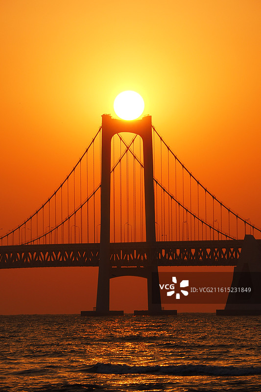 海上日出穿桥图片素材