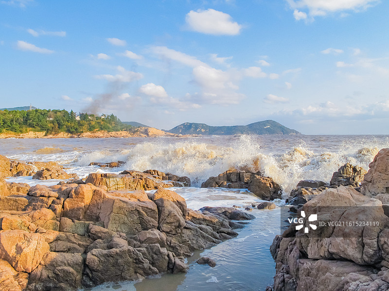 浊浪滔天：浙江普陀山海滨，洁白的泡沫图片素材