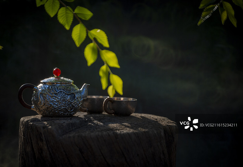 雕龙纹银茶壶配热茶杯具图片素材