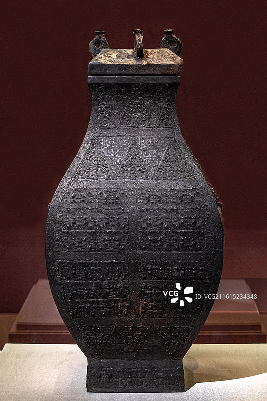 中国国家博物馆展出的战国 楚国考烈王武王墩一号大墓出土的波浪水纹方形有盖双兽面辅首衔环耳青铜壶图片素材