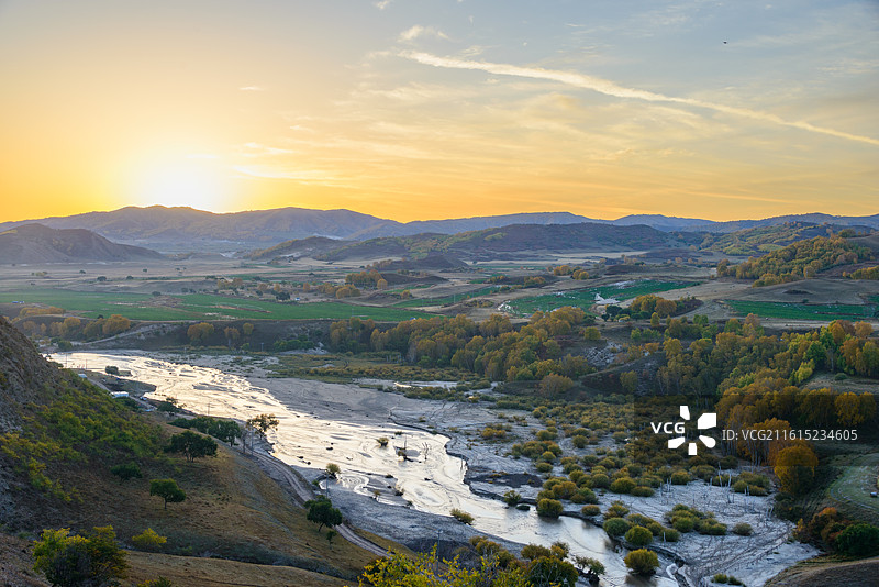 内蒙古赤峰乌兰布统透风沟秋景日出图片素材